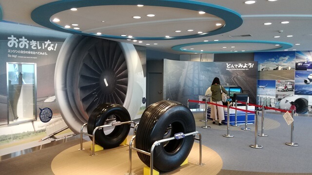 飛行機エンジンの展示とシミュレーター